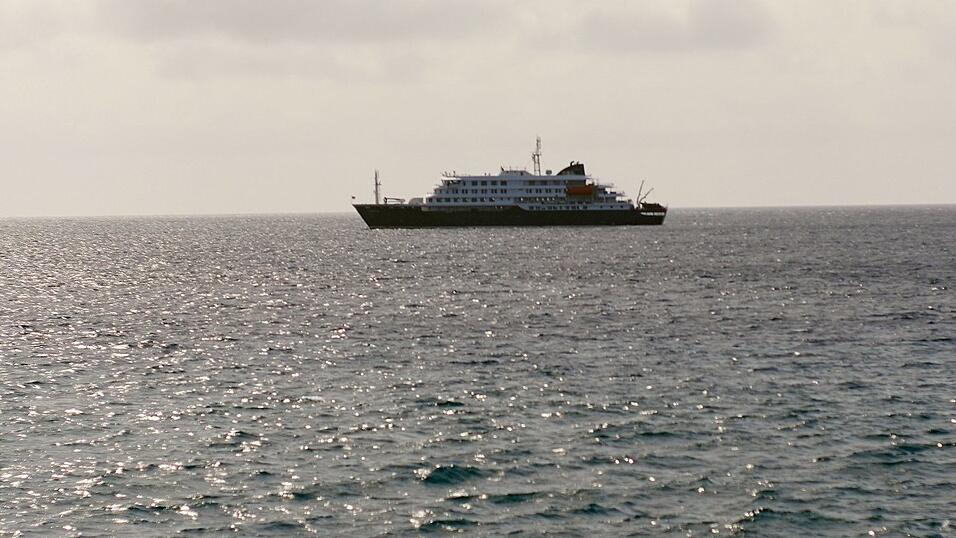 Auf dem Schiff hat es anscheinend einen Virusausbruch gegeben.