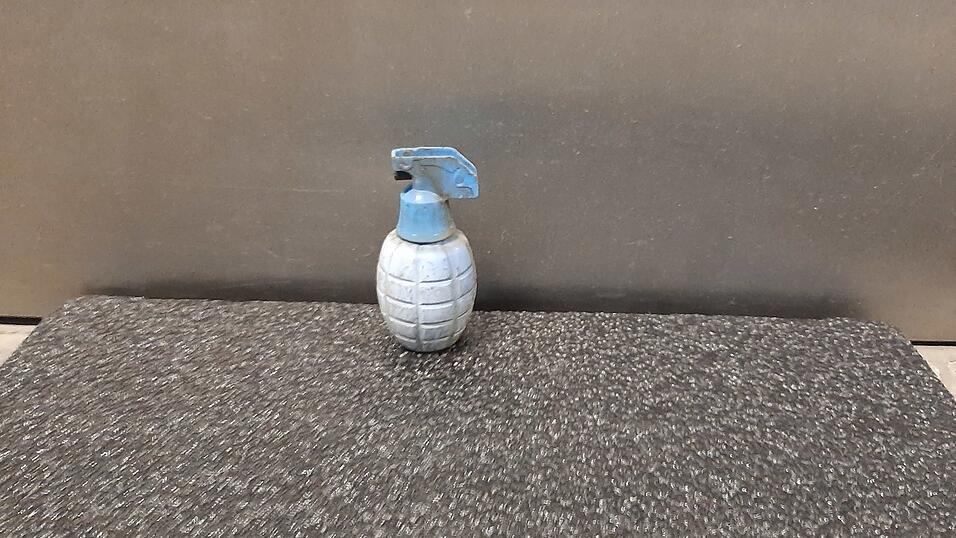 Die Wasserpistole ähnelt stark einer Handgranate. 