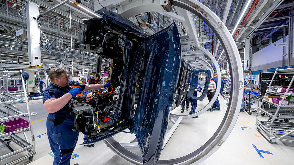 In der Montage finden alle Komponenten zusammen. Am Ende rollt ein fertiger BMW vom Band. In der Montage finden alle Komponenten zusammen. Am Ende rollt ein fertiger BMW vom Band.