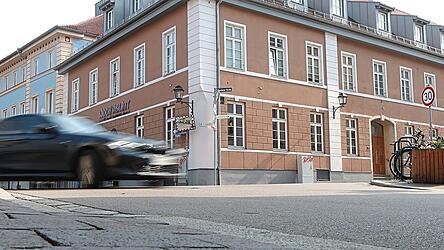 Unter anderem mithilfe des Verkehrsspiegels soll der Unfallschwerpunkt in der Kreuzung Bahnhofstra&szlig;e/M&uuml;nchener Stra&szlig;e/Stadtplatz entsch&auml;rft werden.