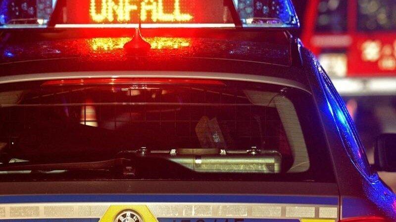 Ein Streifenwagen der Polizei steht an einer Unfallstelle.