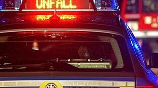 Ein Streifenwagen der Polizei steht an einer Unfallstelle.