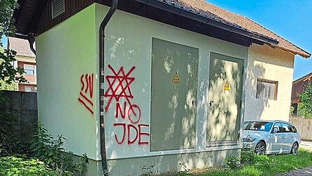 Ein Unbekannter hat einen durchgestrichenen Davidstern sowie die Buchstaben „NO JDE“ und „SSV“ an die Wände geschmiert.