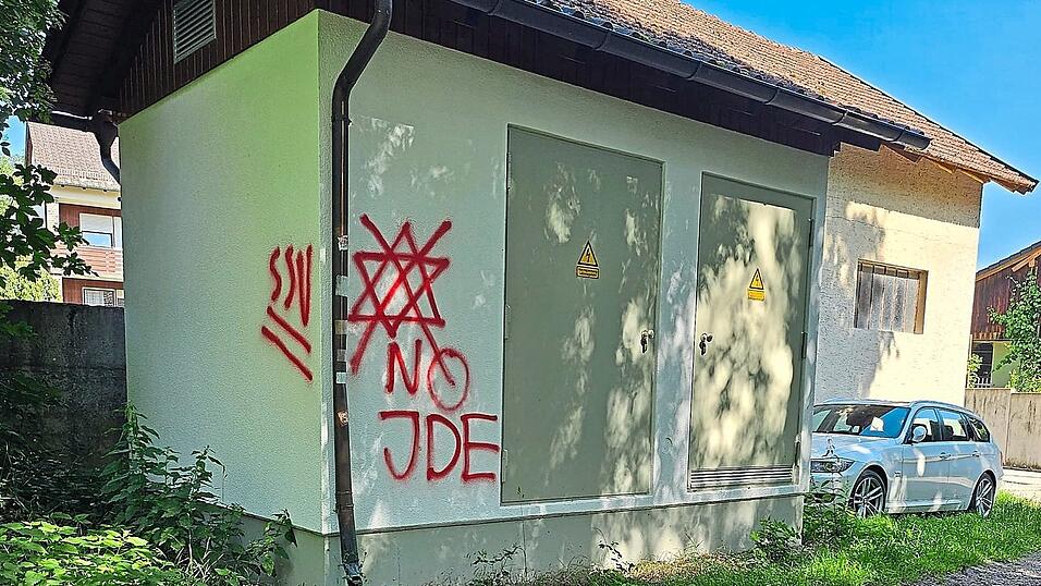 Ein Unbekannter hat einen durchgestrichenen Davidstern sowie die Buchstaben „NO JDE“ und „SSV“ an die Wände geschmiert.
