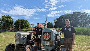 Martin Nunner (r.) und Martin Hörmannskirchner mit ihren Eicher-Traktoren.