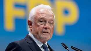 Kubicki hat sich gegen die &uuml;berraschende Gegenkandidatin bei der Wahl des FDP-Vorsitzes, Strack-Zimmermann, durchgesetzt.