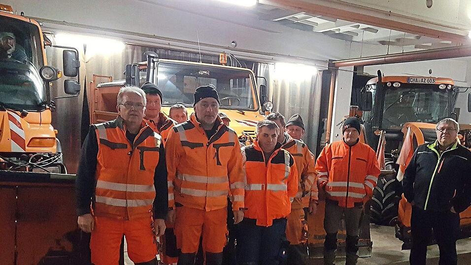 Die Winterdienstmannschaft am Freitagmorgen mit Bauhofleiter Theo Sporrer (rechts).