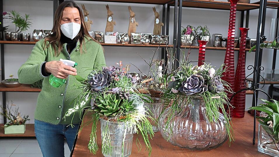 Blumensträuße aus Sukkulenten halten sich deutlich länger als Schnittblumen. Und sie sind pflegeleichter: 'Einfach mit ein bisschen Wasser besprühen', sagt Renate Schreiner. Blumensträuße aus Sukkulenten halten sich deutlich länger als Schnittblumen. Und sie sind pflegeleichter: 'Einfach mit ein bisschen Wasser besprühen', sagt Renate Schreiner.