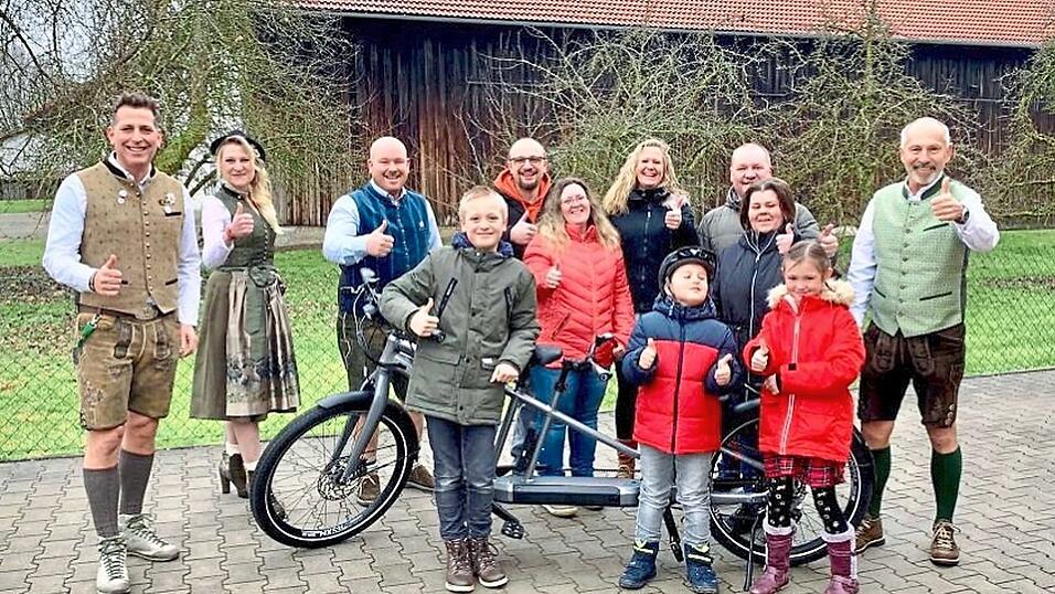 Philipp und seine Familie sind glücklich. Durch die Spendenaktionen ist der Traum vom Therapierad nun endlich wahr geworden. Philipp und seine Familie sind glücklich. Durch die Spendenaktionen ist der Traum vom Therapierad nun endlich wahr geworden.