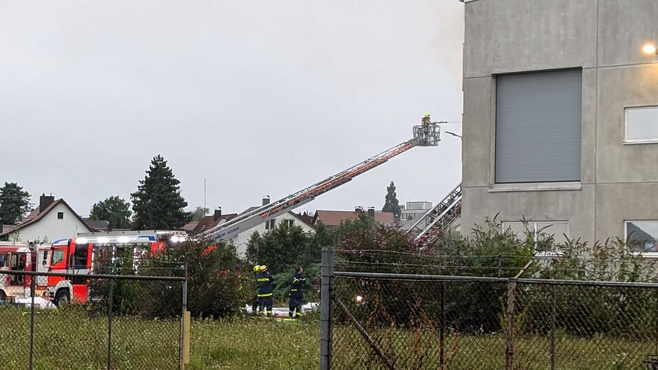 Durch ein Feuer in einer Lagerhalle der Brandt-Schokoladenfabrik in Landshut ist laut Sch&auml;tzungen der Polizei ein Millionenschaden entstanden.