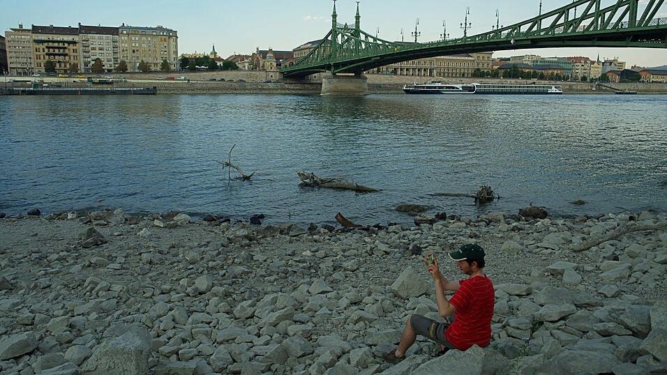 In Budapest führt die Donau wenig Wasser - Relikte aus der Vergangenheit kommen zum Vorschein. In Budapest führt die Donau wenig Wasser - Relikte aus der Vergangenheit kommen zum Vorschein.