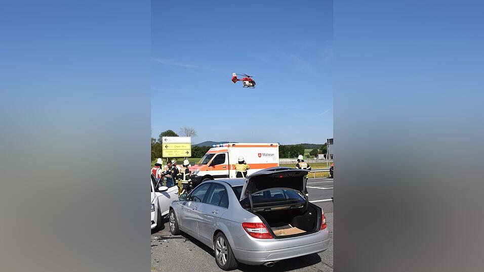 Auch zwei Hubschrauber flogen die Unfallstelle an. Auch zwei Hubschrauber flogen die Unfallstelle an.