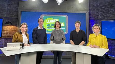 Die drei Experten Christina Berndt (dritte von links), Carsten Reinemann (zweiter von links und Jan Ludeig (vierter von links) mit den Moderatorinnen. 