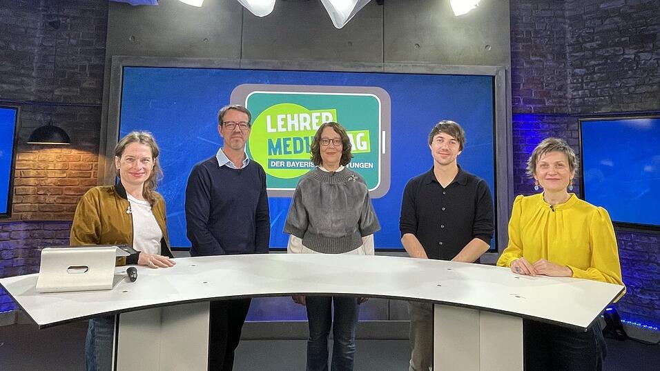 Die drei Experten Christina Berndt (dritte von links), Carsten Reinemann (zweiter von links und Jan Ludeig (vierter von links) mit den Moderatorinnen. 