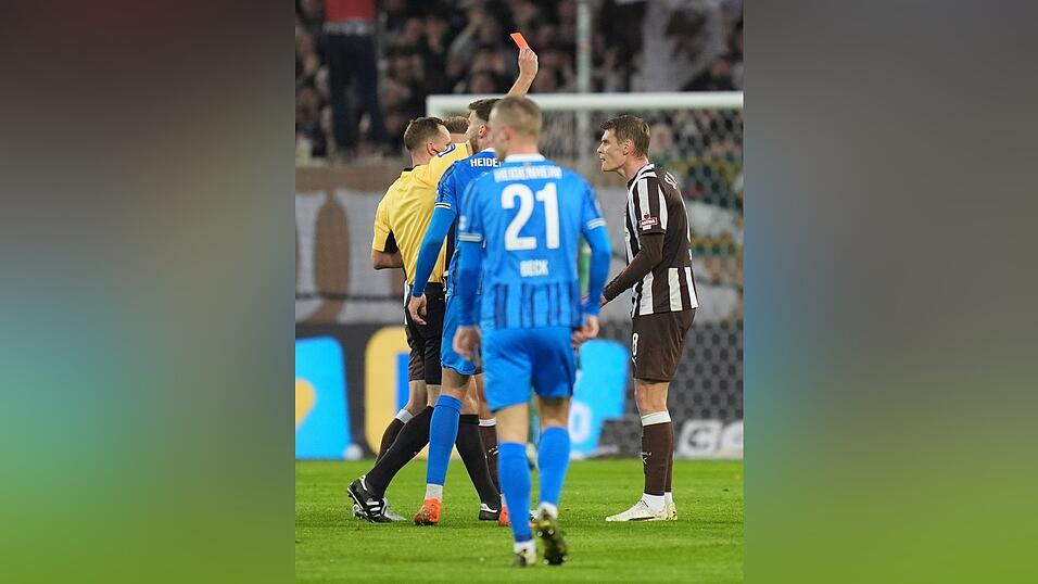 In Hamburg sagt man Tschüss: Schiedsrichter Sören Storks schickt St. Paulis Eric Smith mit Rot vom Platz. In Hamburg sagt man Tschüss: Schiedsrichter Sören Storks schickt St. Paulis Eric Smith mit Rot vom Platz.