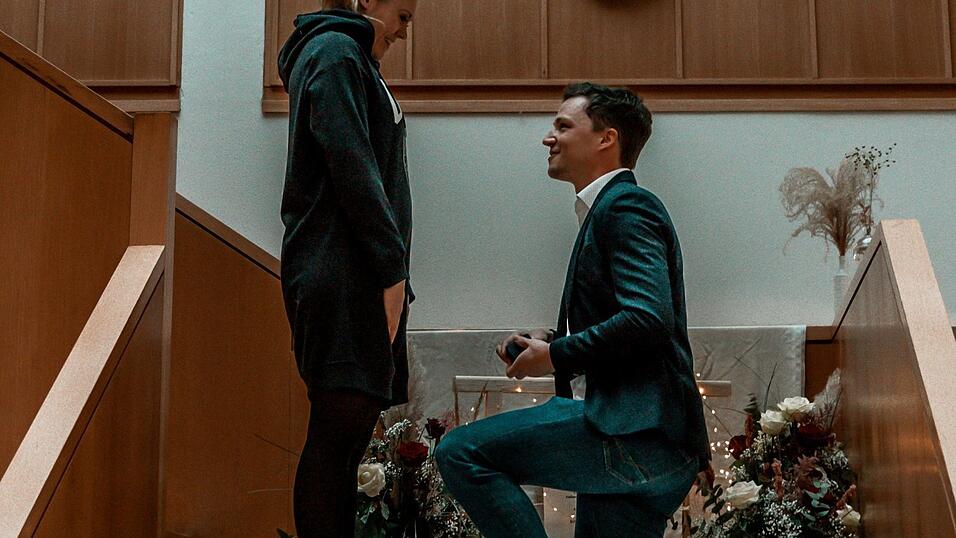 In der Bibliothek der Hochschule Landshut hat alles angefangen: Jetzt hat Patrick seiner Katharina an eben jenem Ort einen Heiratsantrag gemacht.