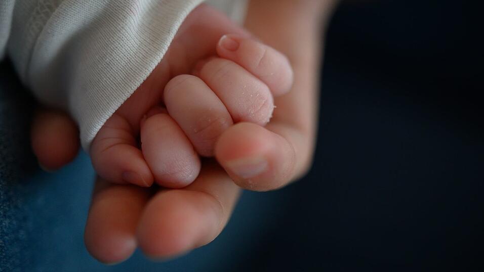 Eine Mutter aus Cuxhaven bietet ihr Baby im Internet zum Verschenken an. (Symbolbild) Eine Mutter aus Cuxhaven bietet ihr Baby im Internet zum Verschenken an. (Symbolbild)