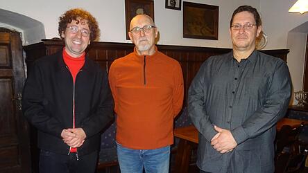 Klaus-Dieter Neumann (Mitte) tritt als SPD-Kandidat für das Bürgermeisteramt an. Links Unterbezirksvorsitzender Dennis Schötz und rechts 1. Vorsitzender Philipp Graßl.