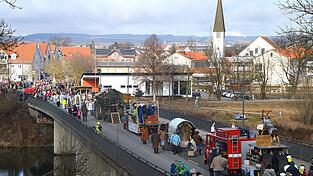 &Uuml;ber die Isarbr&uuml;cke n&auml;herte sich der Gaudiwurm dem Ortszentrum, wo unz&auml;hlige Zuschauer warteten.