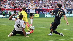 Oliver Baumann wehrt einen Schuss von Christian Pulisic (r) ab. Links Jonathan Tah. Oliver Baumann wehrt einen Schuss von Christian Pulisic (r) ab. Links Jonathan Tah.