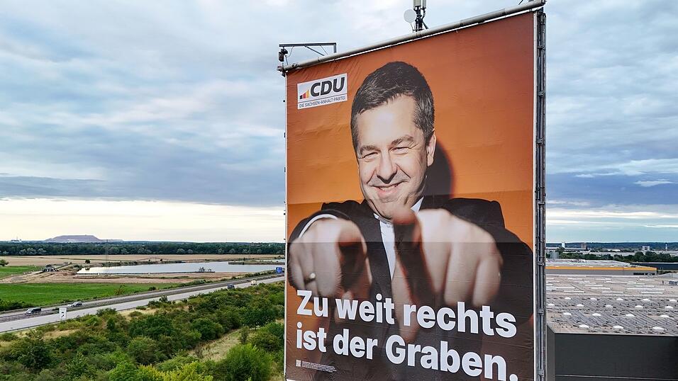 Ein 40 Meter hoher Werbeturm mit einem der gr&ouml;&szlig;ten Wahlplakate in Sachsen-Anhalt steht an der Bundesautobahn 2 (Aufnahme mit einer Drohne). (Archivbild)