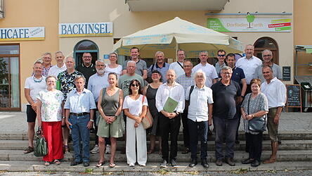Die Besuchergruppe im Ortszentrum von Furth mit Bürgermeister Andreas Horsche (Mitte) und Delegationsleiter Bürgermeister Jean-Pierre Piela (rechts daneben).