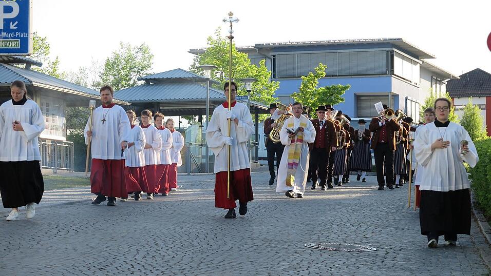 Vom Maria-Ward-Platz zog man zur Steinfelskirche.