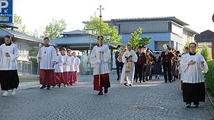 Vom Maria-Ward-Platz zog man zur Steinfelskirche.