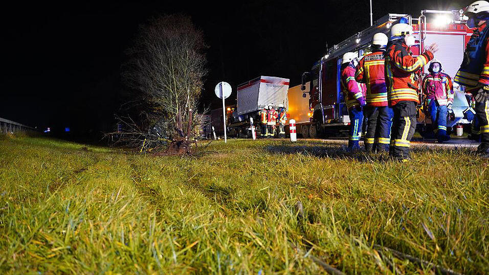 Am Mittwochabend hat sich auf der A3 auf Höhe des Parkplatzes Konsee nahe Deggendorf ein Unfall ereignet. Am Mittwochabend hat sich auf der A3 auf Höhe des Parkplatzes Konsee nahe Deggendorf ein Unfall ereignet.