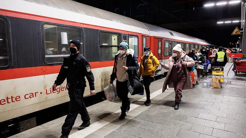 Geflüchtete aus der Ukraine sollen in Bayern Arbeitsplätze bekommen. (Symbolbild) Geflüchtete aus der Ukraine sollen in Bayern Arbeitsplätze bekommen. (Symbolbild)