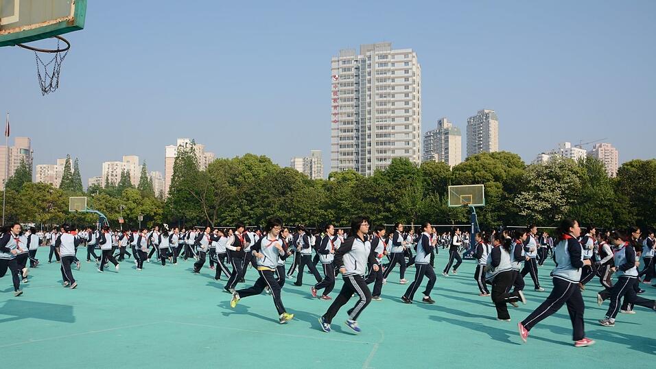 Von einer deutschen Schule in ein M&auml;dchengymnasium in Shanghai: Stefanie Maier fiel neben den Schuluniformen nicht nur wegen ihrer normalen Kleidung auf. Die chinesischen M&auml;dchen wollten unbedingt mehr &uuml;ber Deutschland wissen. In der Mittagspause gab Stefanie deshalb sogar etwas Deutschunterricht.
