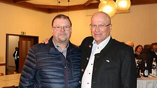 Zwischen Amtsinhaber Christian Kiendl (rechts) von der CSU und Alfred M&uuml;ller von der B&uuml;rgerliste f&auml;llt am 22. M&auml;rz die Entscheidung, wer B&uuml;rgermeister im Markt Schierling wird.