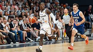 Dennis Schröder ließ sich die Quali-Partie gegen Zypern nicht entgehen. Dennis Schröder ließ sich die Quali-Partie gegen Zypern nicht entgehen.