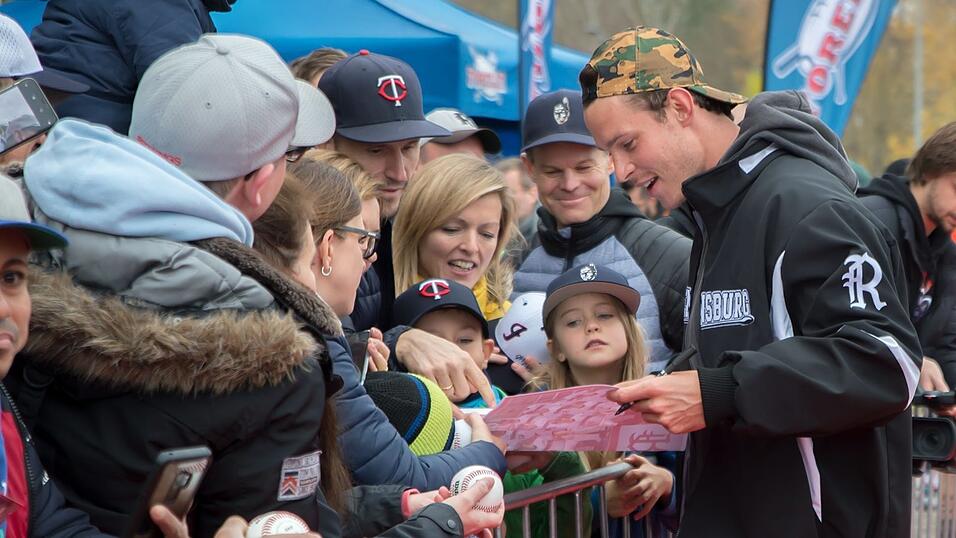 Baseball-Superstar Max Kepler war am Samstag zu Gast in Regensburg. Baseball-Superstar Max Kepler war am Samstag zu Gast in Regensburg.