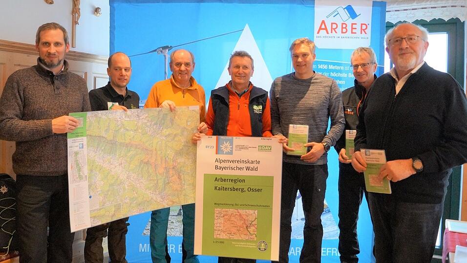 Vorstellung der ersten Alpenvereinskarte für ein Mittelgebirge (v.l.): Johann Sehner vom Landesamtes für Digitalisierung, Breitband und Vermessung , Gebietsbetreuer Johannes Matt, Manfred Scheuermann, Ernst Schick (beide DAV), LDBV-Präsident Wolfgang Bauer, Thomas Liebl von der Arber-Bergbahn und Regens stellvertretender Landrat Erich Muhr. Fotos: Frisch Vorstellung der ersten Alpenvereinskarte für ein Mittelgebirge (v.l.): Johann Sehner vom Landesamtes für Digitalisierung, Breitband und Vermessung , Gebietsbetreuer Johannes Matt, Manfred Scheuermann, Ernst Schick (beide DAV), LDBV-Präsident Wolfgang Bauer, Thomas Liebl von der Arber-Bergbahn und Regens stellvertretender Landrat Erich Muhr. Fotos: Frisch