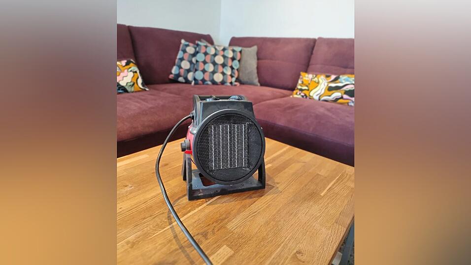 Für ein wenig Wärme sorgt der kleine mobile Heizlüfter im Haus von Familie Vogl. Täglich von 17 Uhr bis 1 Uhr morgens läuft er. Allerdings nur unter Aufsicht. Denn das Gerät birgt eine erhebliche Brandgefahr.