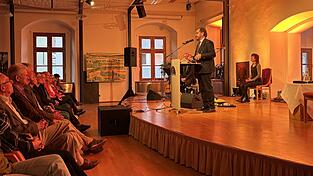 Heribert Prantl legt den Zuhörern im Langhaussaal seine Gedanken zu Krieg, Frieden und Demokratie dar.