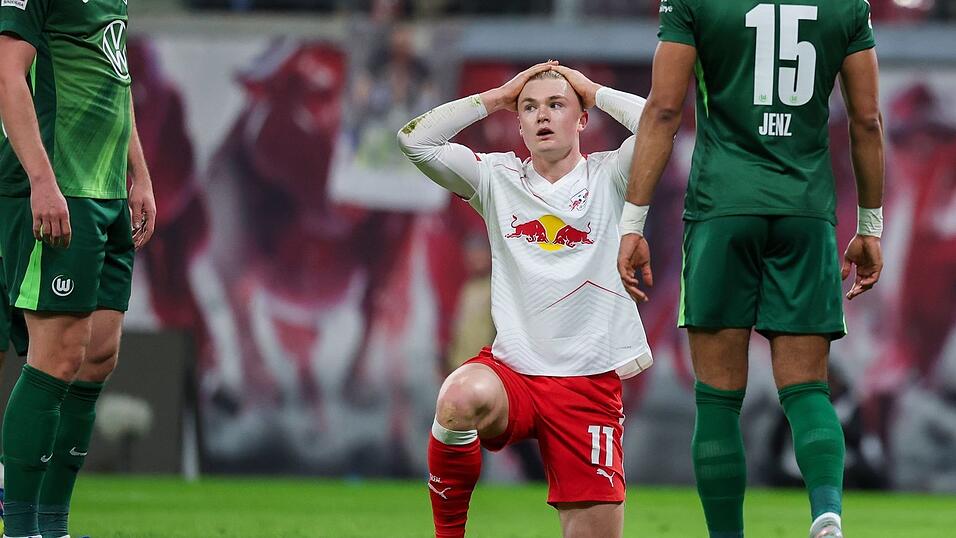 Conrad Harder (M) trauert einer verpassten Chance hinterher.