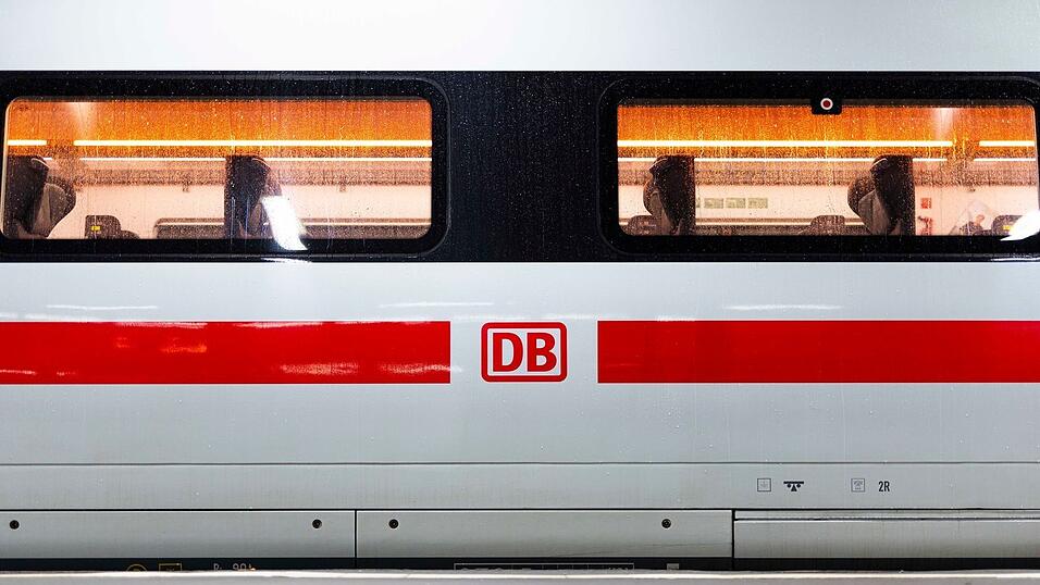 Für hundert Euro im ICE zu fünft durch Deutschland und zurück - damit will die Bahn bei Familien punkten. (Archivbild) Für hundert Euro im ICE zu fünft durch Deutschland und zurück - damit will die Bahn bei Familien punkten. (Archivbild)