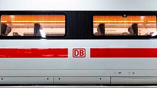 Für hundert Euro im ICE zu fünft durch Deutschland und zurück - damit will die Bahn bei Familien punkten. (Archivbild) Für hundert Euro im ICE zu fünft durch Deutschland und zurück - damit will die Bahn bei Familien punkten. (Archivbild)