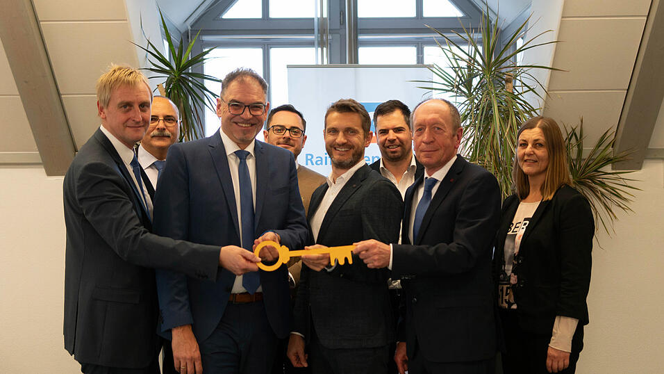 Vorstand Thomas Dax (l.), Vorstandsvorsitzender Thomas Peter (2.v.l.) und Aufsichtsratsvorsitzender Franz Xaver Kraft (2.v.r.) &uuml;bergeben symbolisch den Schl&uuml;ssel des Geb&auml;udes an B&uuml;rgermeister Max Kofler (M.).
