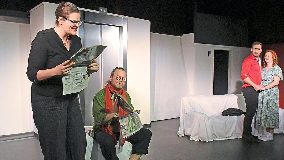 Im 'Hotel zu den zwei Welten' wird geredet, gezweifelt, geliebt, gelesen, gelästert und gestanden. Zu sehen sind (von links) Eva Niedermaier als Unternehmerin Madame Delbec, Bernhard Englmeier als Magier Radschapur, Ludwig Thoma als Julian und Julia Püschel als Laura. Im 'Hotel zu den zwei Welten' wird geredet, gezweifelt, geliebt, gelesen, gelästert und gestanden. Zu sehen sind (von links) Eva Niedermaier als Unternehmerin Madame Delbec, Bernhard Englmeier als Magier Radschapur, Ludwig Thoma als Julian und Julia Püschel als Laura.