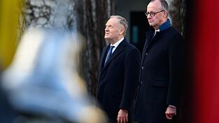 Bei Verteidigung und Ukraine einig, bei der Kriegs-Vergangenheit nicht. Bei Verteidigung und Ukraine einig, bei der Kriegs-Vergangenheit nicht.