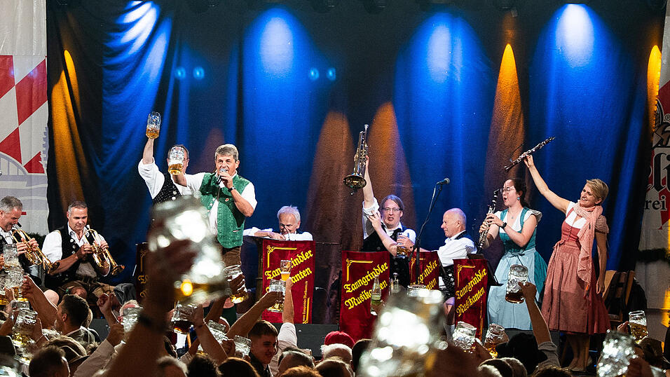 Die Partybilder vom Montag, 17. August, aus dem Festzelt Greindl. Die Partybilder vom Montag, 17. August, aus dem Festzelt Greindl.