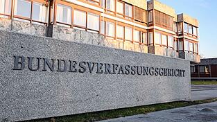 An Deutschlands höchstem Gericht in Karlsruhe könnten schon bald neue Klagen eingehen - CDU und CSU drohen mit Normenkontrollklagen gegen die Pläne der möglichen Regierungen in Berlin und Sachsen-Anhalt. (Illustration) An Deutschlands höchstem Gericht in Karlsruhe könnten schon bald neue Klagen eingehen - CDU und CSU drohen mit Normenkontrollklagen gegen die Pläne der möglichen Regierungen in Berlin und Sachsen-Anhalt. (Illustration)