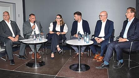 In einer ersten Talkrunde ging es um Beziehungen von Unternehmen zur Kommunalpolitik: (von links) B&uuml;rgermeister Martin Fischer, Landrat Alfred Holzner, B&uuml;rgermeisterin Sibylle Entwistle, Moderator Tobias Wittmann, Gesch&auml;ftsleiter Christian Hunger und Hans Graf von der IHK.