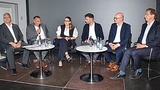 In einer ersten Talkrunde ging es um Beziehungen von Unternehmen zur Kommunalpolitik: (von links) B&uuml;rgermeister Martin Fischer, Landrat Alfred Holzner, B&uuml;rgermeisterin Sibylle Entwistle, Moderator Tobias Wittmann, Gesch&auml;ftsleiter Christian Hunger und Hans Graf von der IHK.