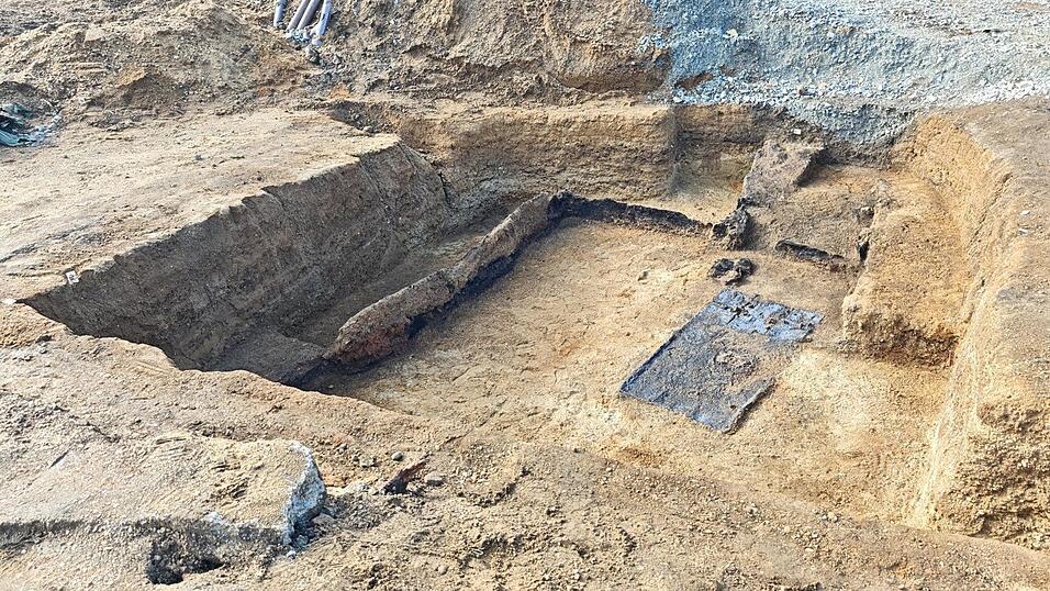 Die Überreste des 1.800 Jahre alten Kellers an der Loreleystraße. Rechts sieht man noch die eingetretene Tür samt Schloss und Kellereingang. Die Überreste des 1.800 Jahre alten Kellers an der Loreleystraße. Rechts sieht man noch die eingetretene Tür samt Schloss und Kellereingang.