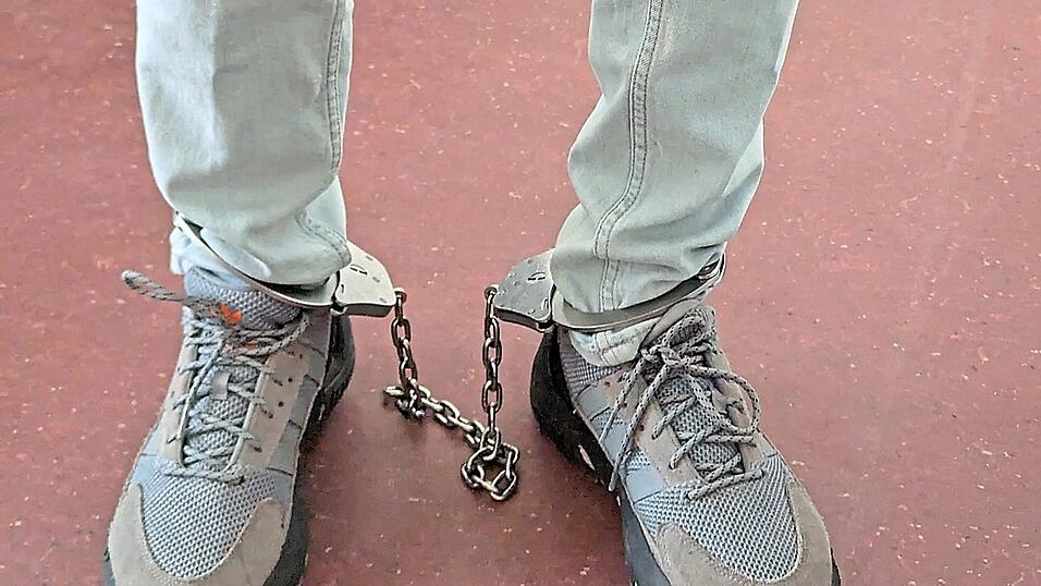 Seine Fußfesseln musste der 21-jährige Asylbewerber am Montag zum vorerst letzten Mal tragen.
