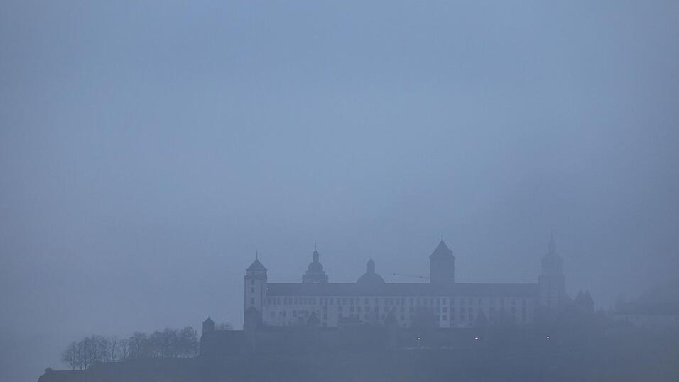 Nebel kann sich mancherorts länger halten. (Archivbild)